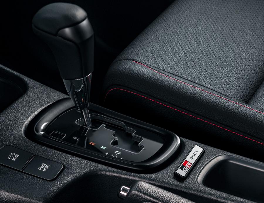 Детали интерьера Toyota Hilux GR Sport Double Cab 2018 года  (LA) (фото 6 из 19)